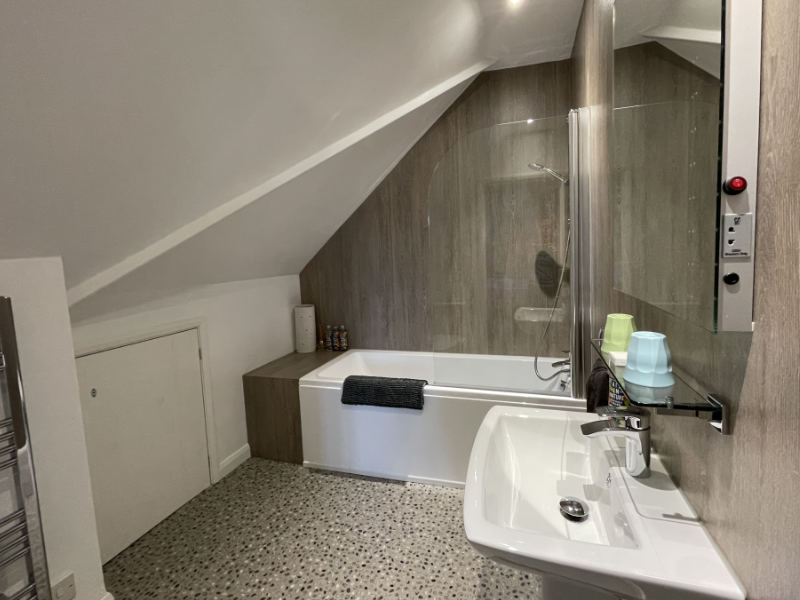 Room 4 bathroom