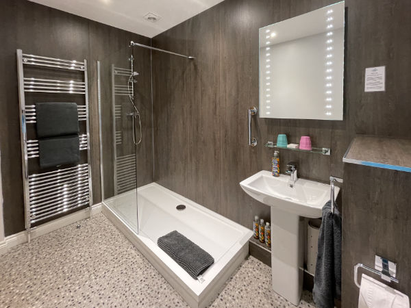 Bathroom in Room 7 at The Cotswold Hare Guest House in Cirencester